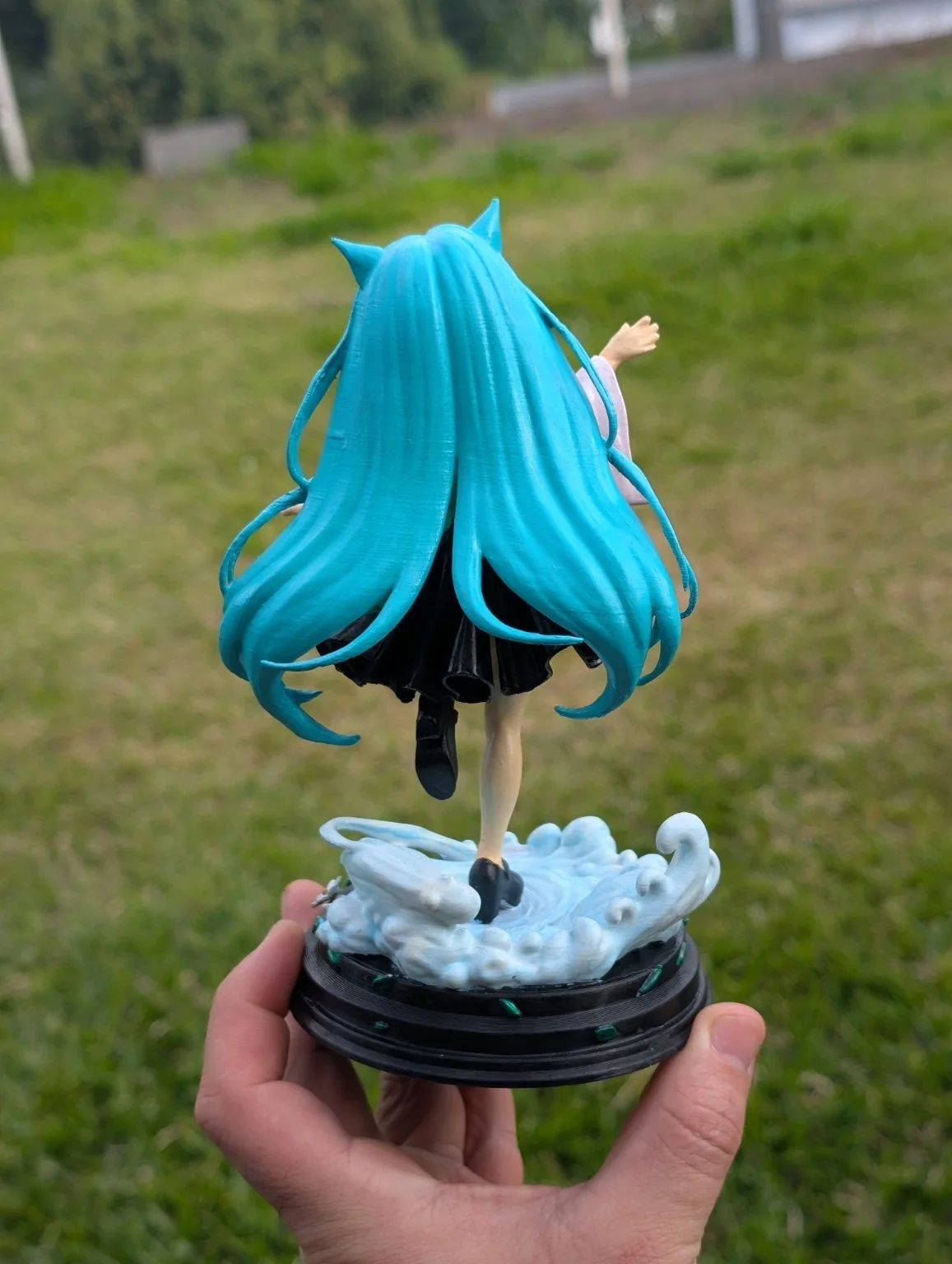 Vue arrière d’une figurine personnalisée peinte