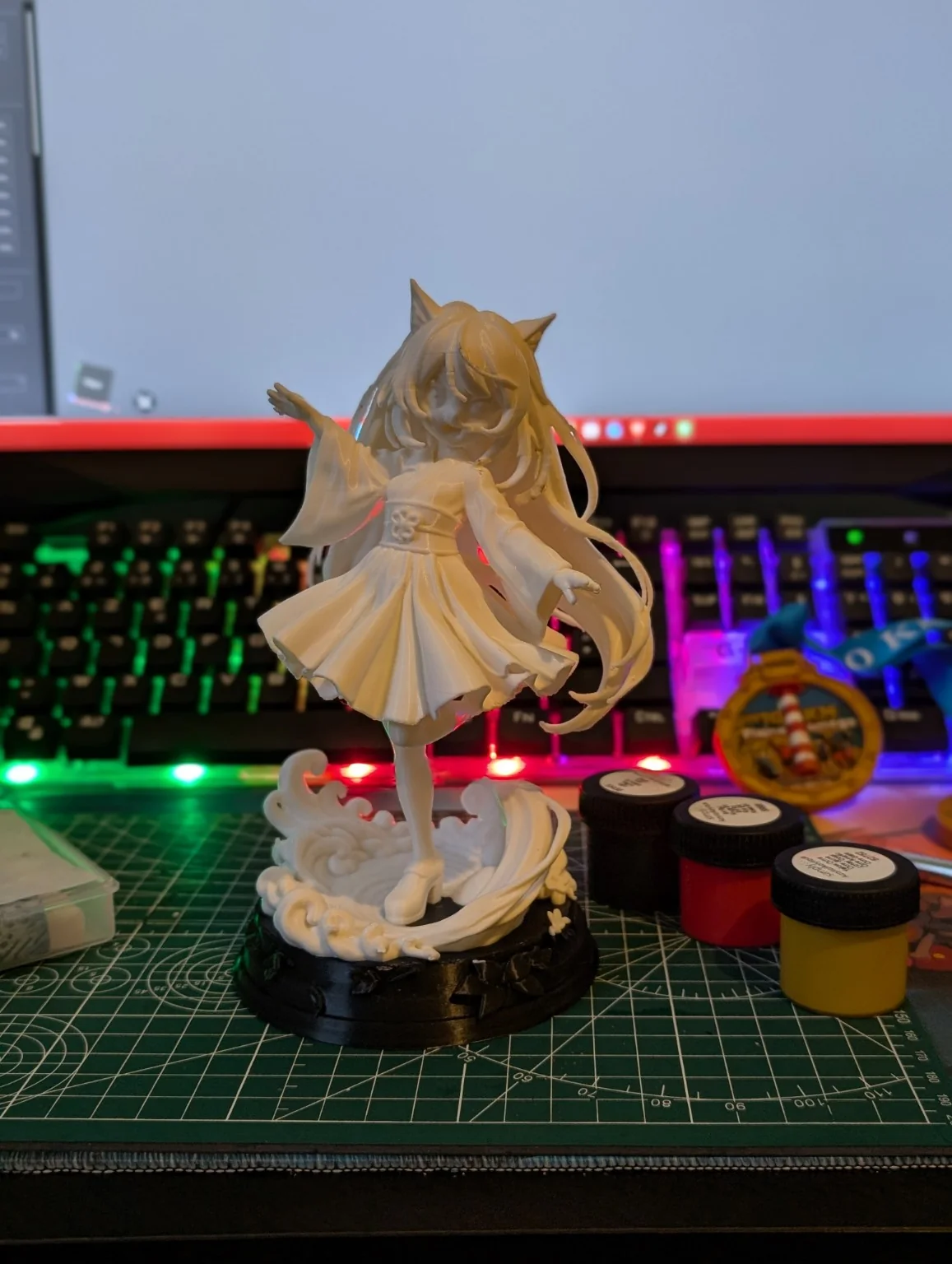Figurine en cours de peinture dans l’atelier CréaRun3D